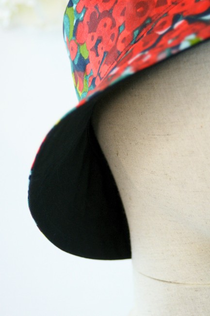Détail doublure chapeau de pluie Ernest en coton à baies rouges et feuilles vertes