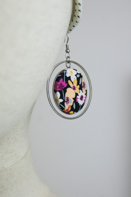 Boucles d'oreilles Agathe fuchsia et noir portées