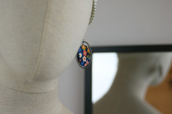 Boucles d'oreilles en tissu et acier inox portées