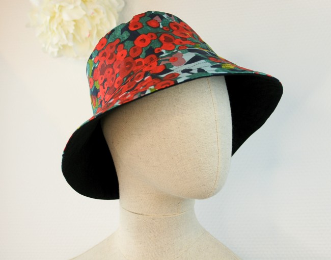 Chapeau de pluie femme Ernest en coton enduit noir rouge et vert