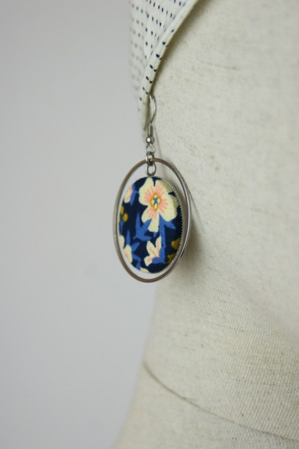 BO série Agathe boucles d'oreilles longues en tissu à fleurs bleu et corail