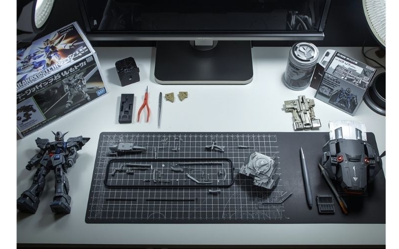 Guides Gunpla et maquettes Gundam Bandai avec outils de montage