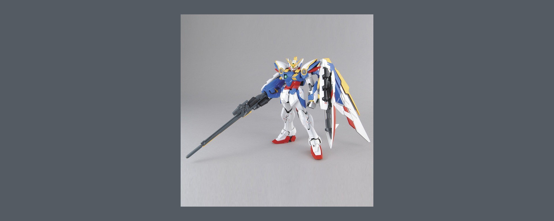 Maquette Gunpla Bandai assemblée, illustration du guide sur les matériaux PS et ABS