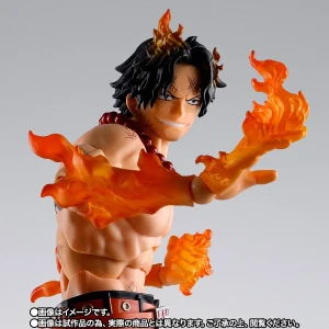Figure officielle de la S.H.Figuarts Portgas D. Ace, associée à Marineford Paramount War; produit distinct de la figurine Barbe Blanche annoncée.