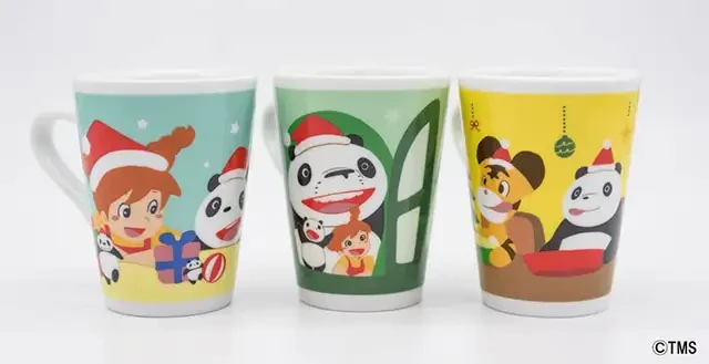 Trois mugs illustrés avec les personnages de Panda Kopanda dans des scènes de Noël.