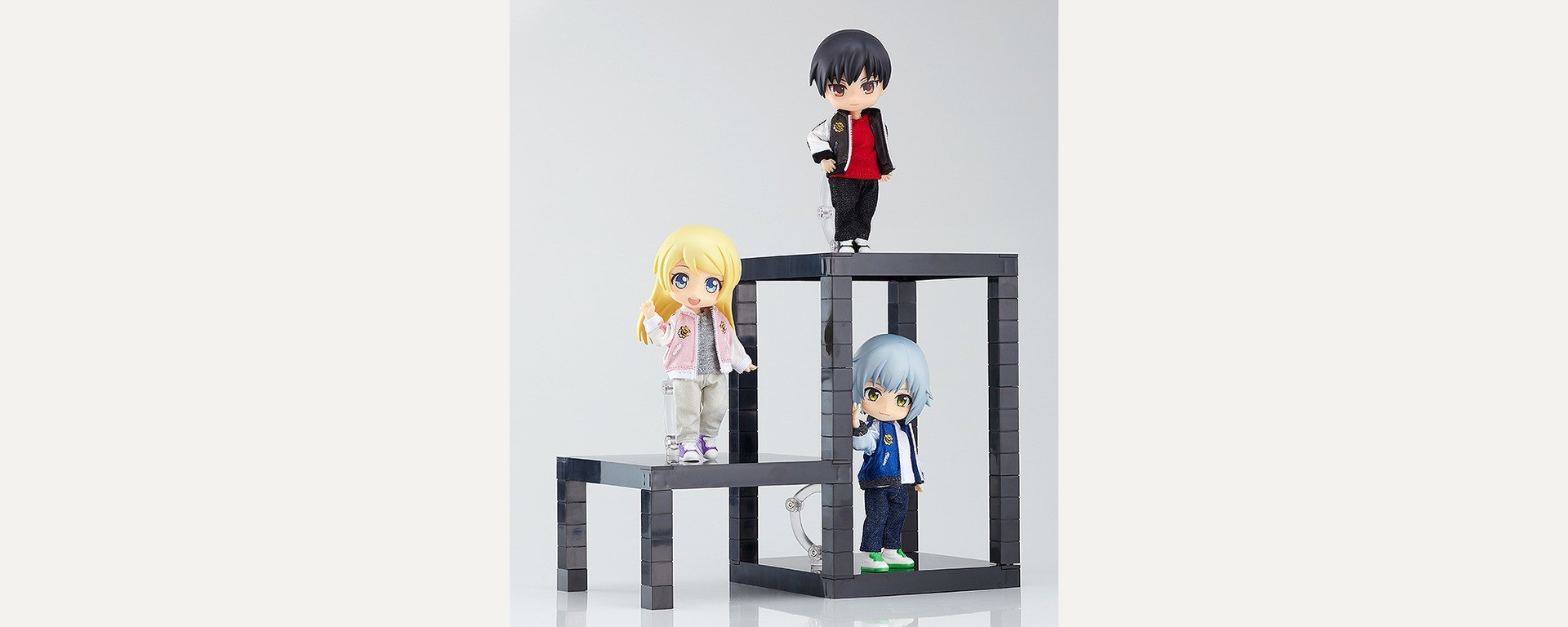 Figurines réelles présentées sur un support modulaire à plusieurs niveaux