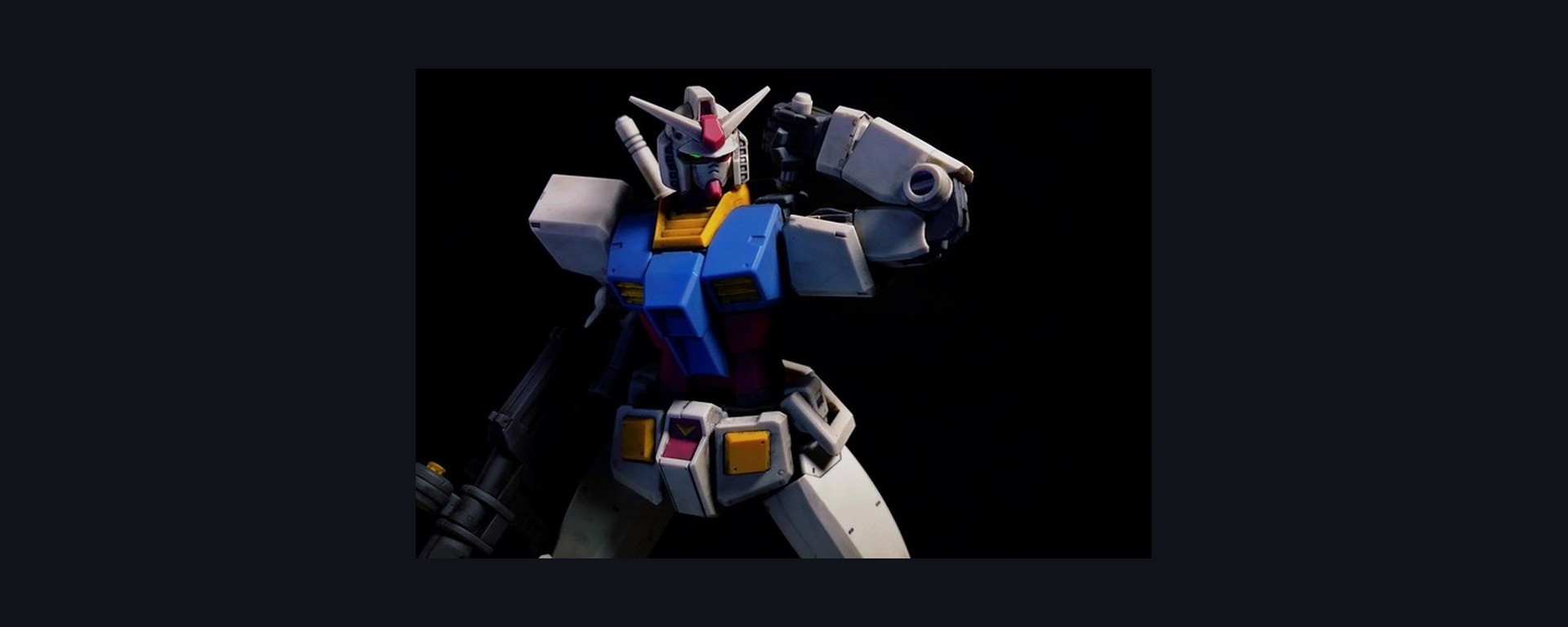 Maquette Gundam photographiée au smartphone avec une lumière dirigée sur fond sombre