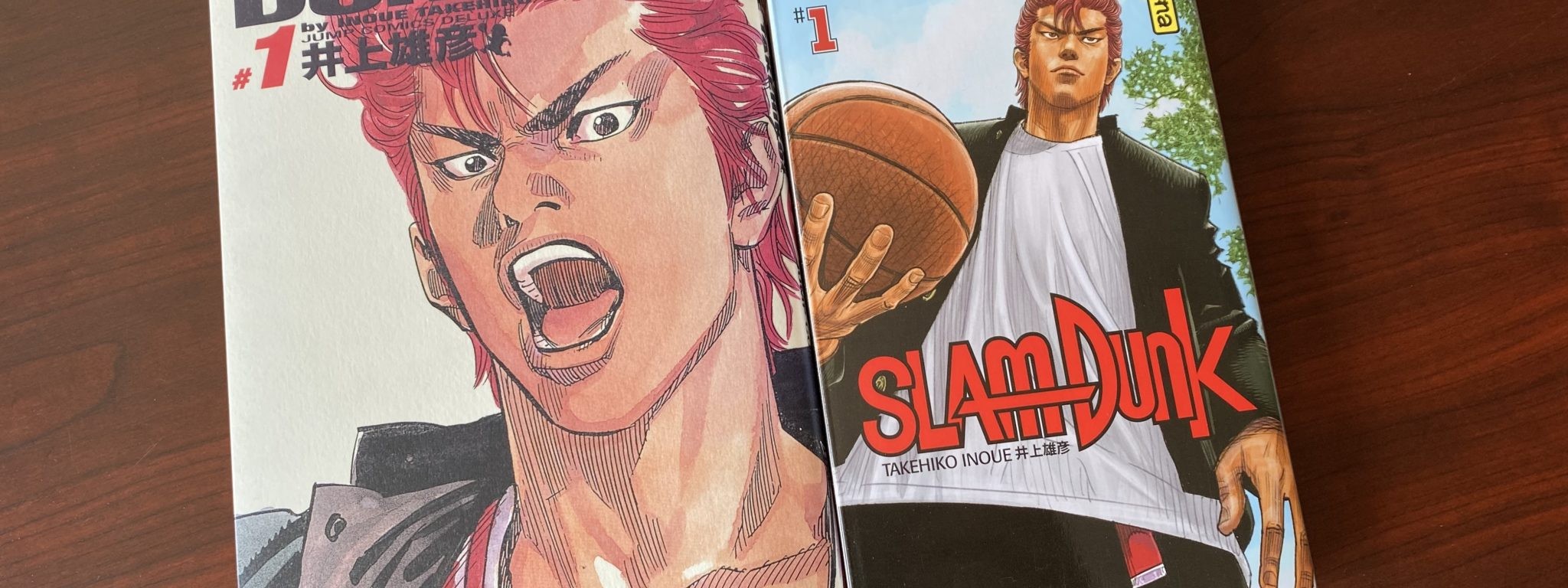 Photographie Kana de deux présentations de Slam Dunk : exemplaire Deluxe japonais à gauche et volume français à droite