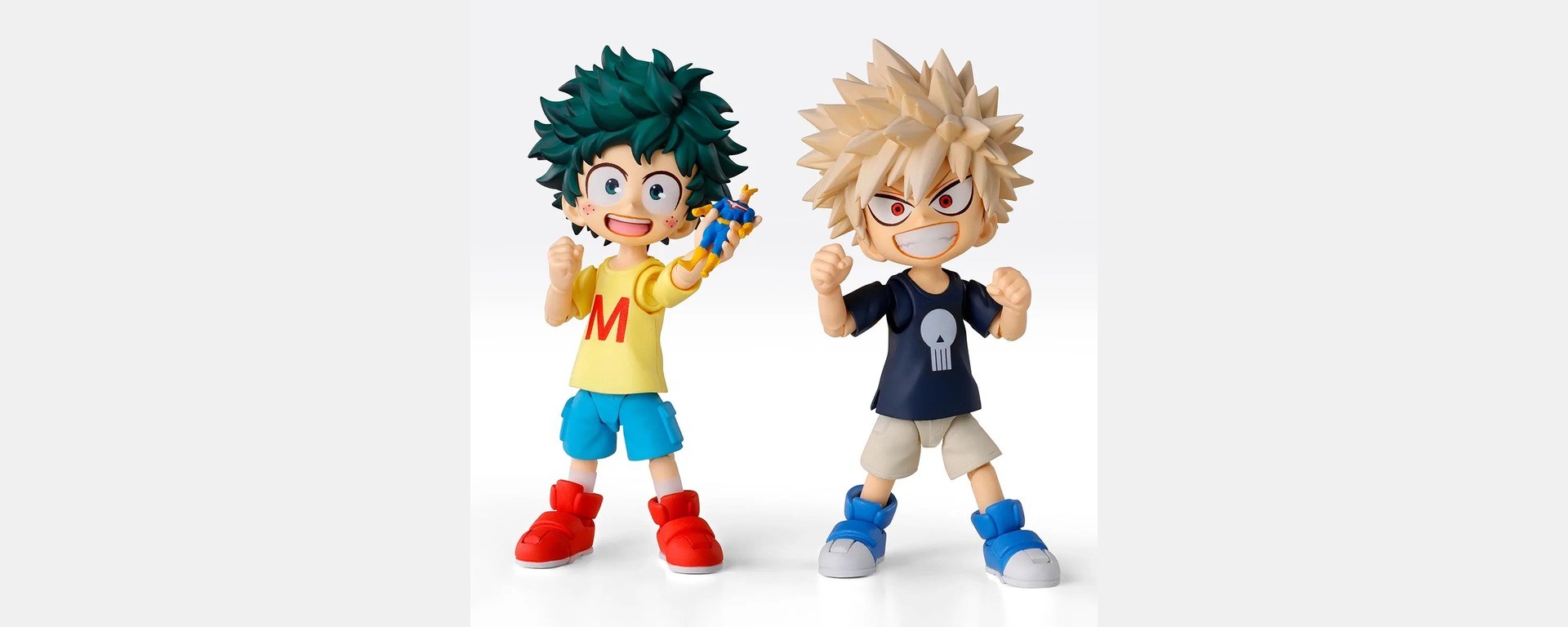 Les figurines S.H.Figuarts enfant d’Izuku Midoriya et Katsuki Bakugo côte à côte, avec la mini-figurine All Might