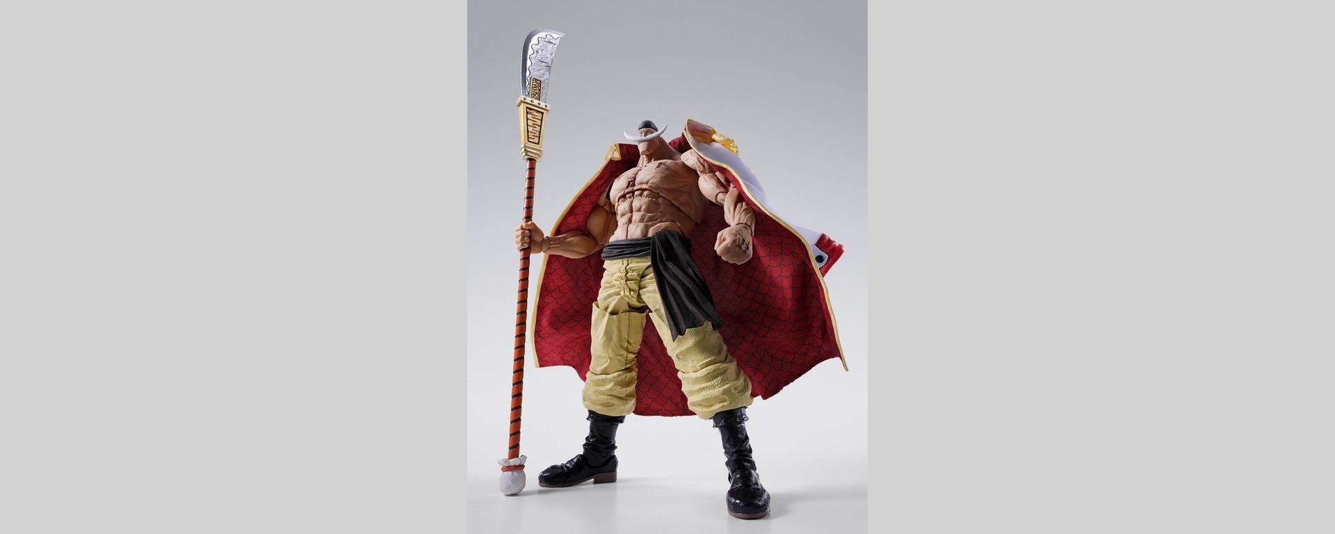 S.H.Figuarts Edward Newgate, dit Barbe Blanche, dans sa cape rouge avec sa naginata; visuel officiel de l’annonce, image illustrative.
