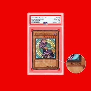 Dark Magician SDY-006 et agrandissement de sa référence, illustration pédagogique PSA