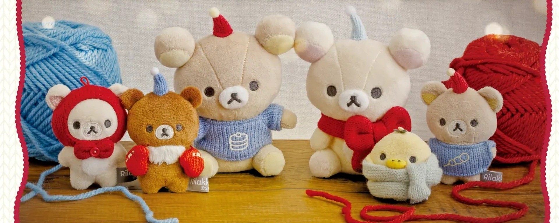 Peluche Rilakkuma photographiée dans un décor de tissu tricoté, visuel officiel San-X