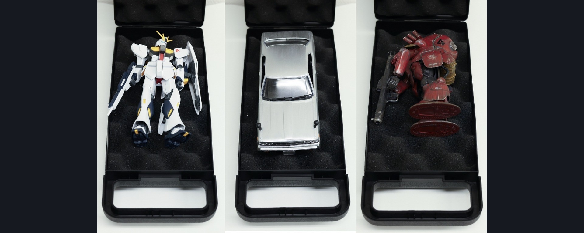 Étui de transport à mousse avec des maquettes Gunpla rangées pour un trajet