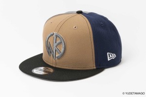 Vue rapprochée de la broderie KIN à l’avant de la casquette et du logo NEW ERA sur le côté