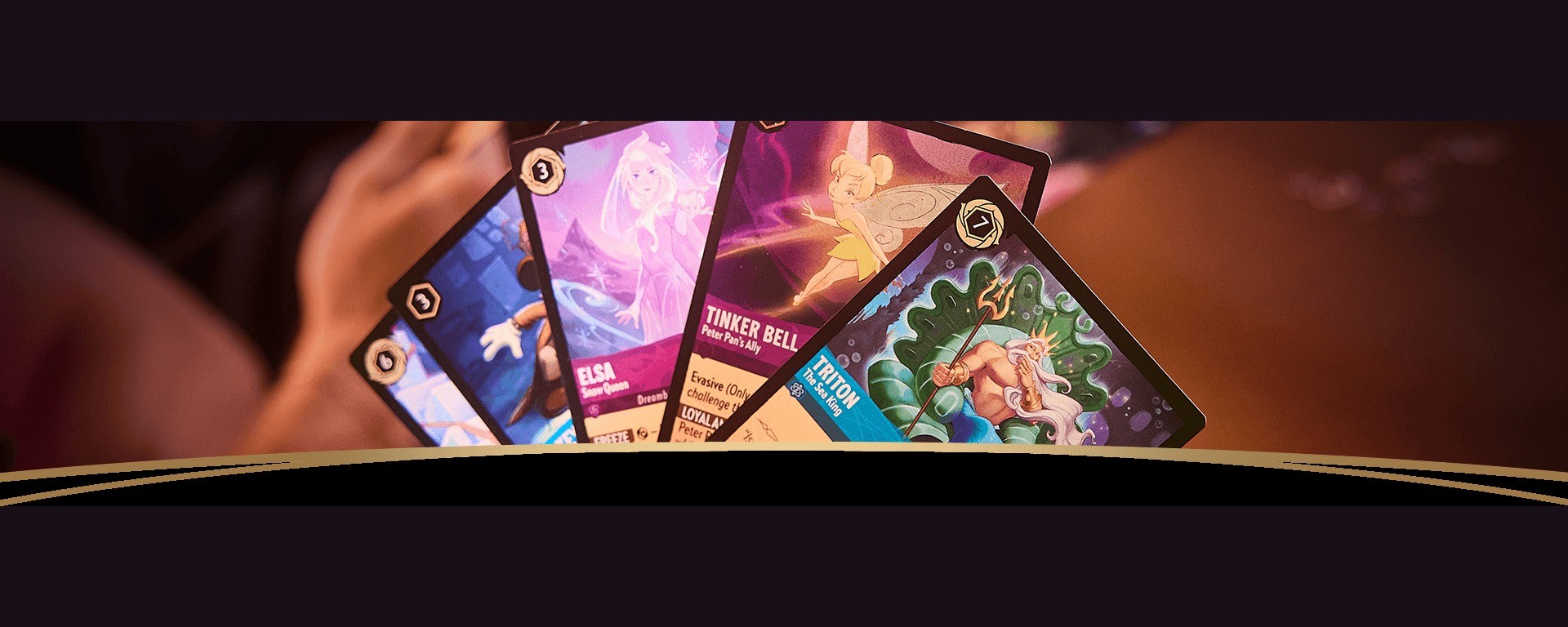 Visuel officiel Disney Lorcana : plusieurs cartes présentées par Ravensburger
