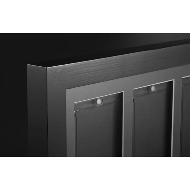 Zoom sur la finition du cadre d’exposition EVORETRO en bois noir