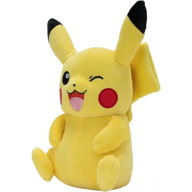 Peluche Pikachu officielle Pokémon, assise, clin d’œil joyeux, vue de trois-quarts.