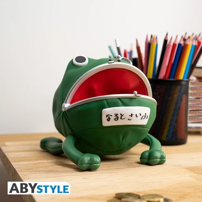 Vue de face de la tirelire Gama-chan verte, bouche ouverte