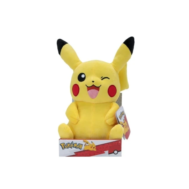 Peluche Pikachu officielle Pokémon, jaune avec joues rouges, œil fermé et sourire, présentée dans un socle en carton.