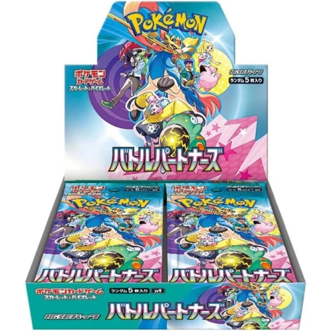 Boîte de présentation Pokémon avec un design coloré mettant en avant des dresseurs et leurs Pokémon emblématiques dans une pose dynamique, contenant plusieurs boosters pour les joueurs et collectionneurs passionnés.