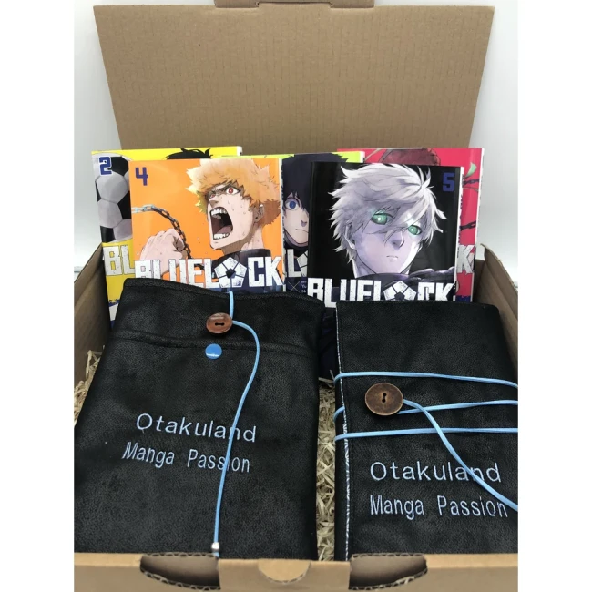 Box Blue Lock ouverte avec plusieurs mangas et protections noires brodées.