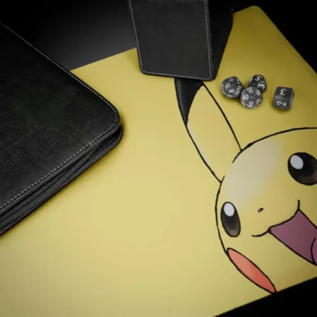 Pokémon Ultra Pro - Tapis de jeu / Playmat Pikachu Tapis de jeu Pokémon Pikachu Ultra PRO présenté avec étui et dés.