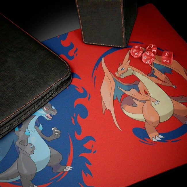 Setup de jeu sur tapis Pokémon avec accessoires et dés
