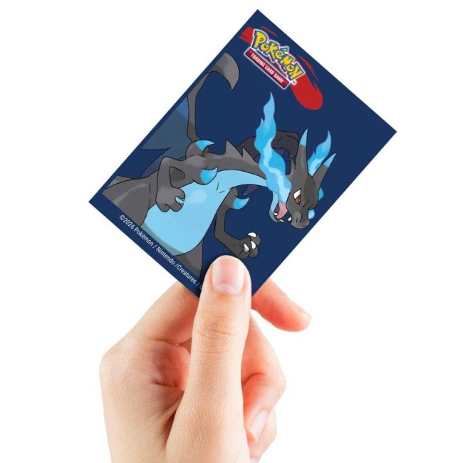 Sleeve Pokémon Méga-Dracaufeu X – taille standard pour cartes JCC Main tenant une pochette Ultra Pro à l’effigie de Méga-Dracaufeu X