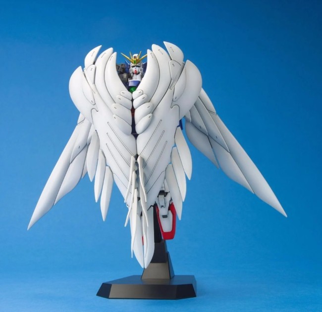 MG Wing Gundam Zero Custom 1/100 - Model Kit Bandai MG Wing Gundam Zero Custom 1/100 - Model Kit Bandai