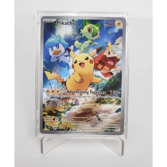 Présentation de carte dans porte-carte rigide EVORETRO ultra clair Carte Pokémon Pikachu exposée dans un mini snap EVORETRO transparent