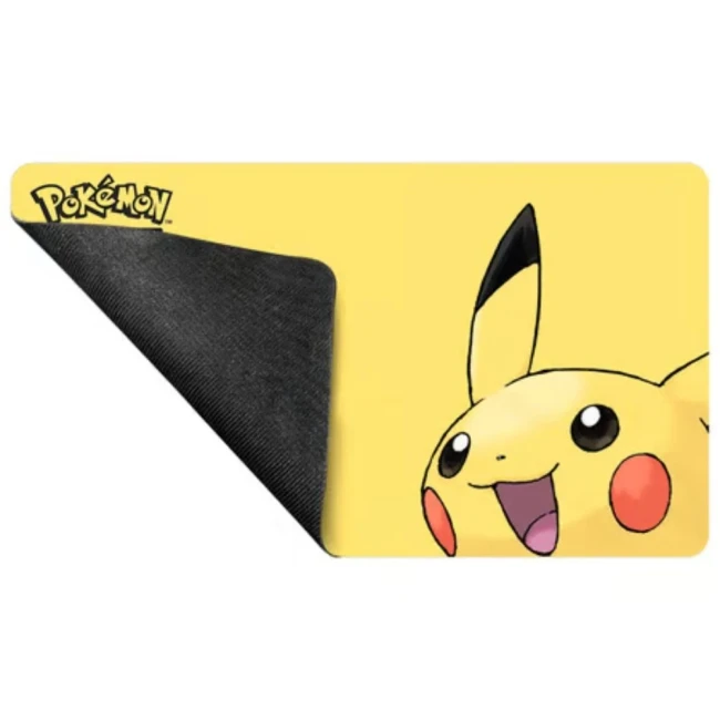 Pokémon Ultra Pro - Tapis de jeu / Playmat Pikachu Tapis de jeu Pokémon Pikachu Ultra PRO avec dessous noir visible.