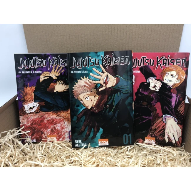 Trois tomes Jujutsu Kaisen présentés dans une boîte ouverte Boîte ouverte contenant trois tomes Jujutsu Kaisen