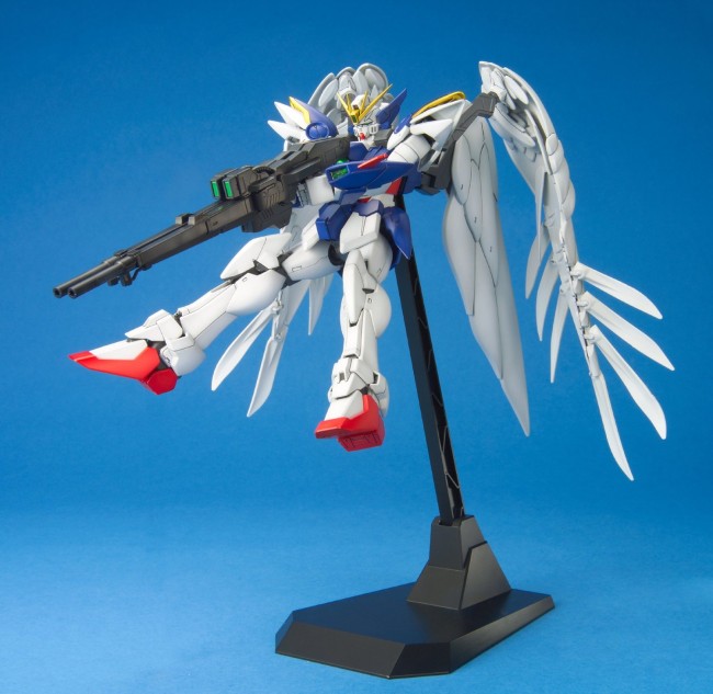 MG Wing Gundam Zero Custom 1/100 - Model Kit Bandai MG Wing Gundam Zero Custom 1/100 - Model Kit Bandai