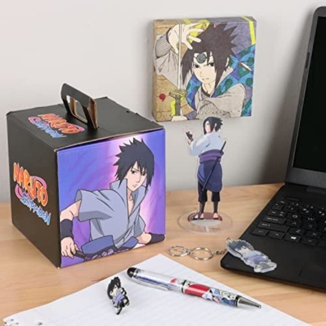 Box Sasuke et accessoires présentés sur un bureau