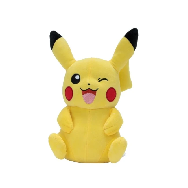 Peluche Pikachu officielle Pokémon, assise, œil fermé et sourire joyeux, joues rouges et oreilles noires.