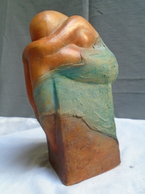 Femme assise drapée sur socle en terre cuite