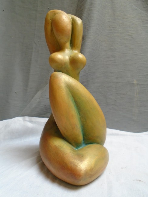 Femme assise stylisée bras relevés