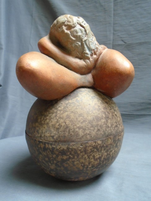 Femme assise en repli sur boule en métal