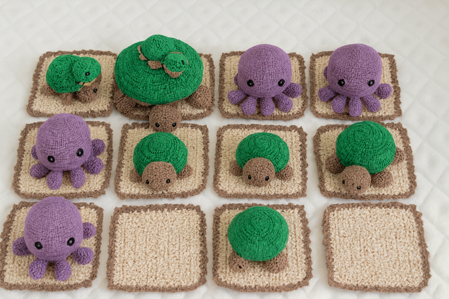 Jeu memory artisanal en crochet avec tortues vertes et pieuvres violettes, disposés sur carrés beige