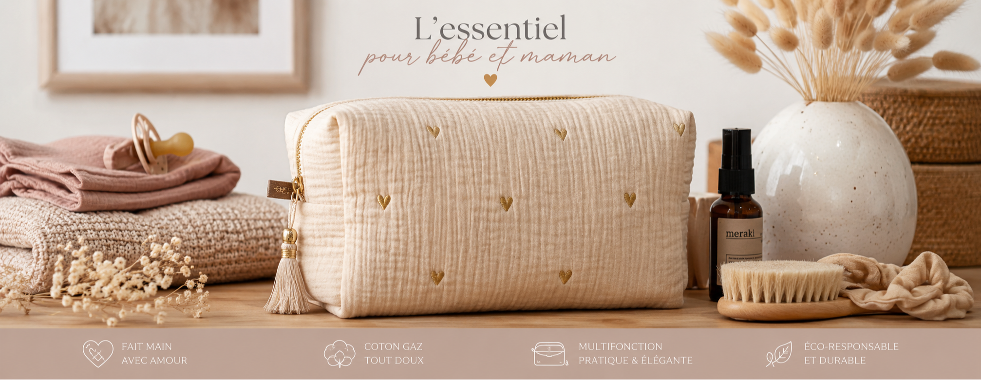 Trousse multifonction artisanale en coton gaze beige pour bébé et maman, ambiance douce et naturelle avec accessoires de soin et décoration bohème.