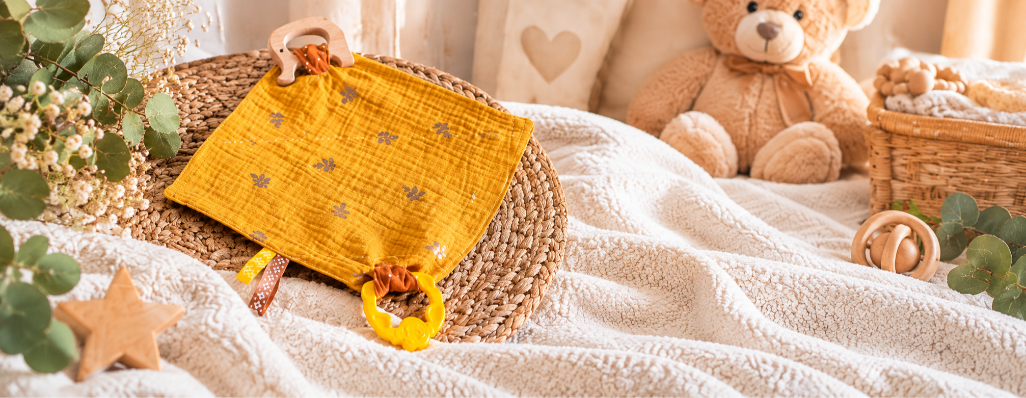 Doudou plat artisanal avec anneau de dentition pour bébé