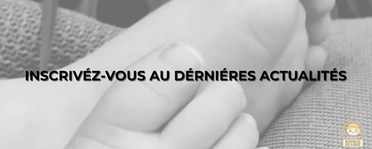 Gros plan en noir et blanc sur les petits pieds d’un bébé, illustrant l’univers doux et artisanal de Bouille-de-laine