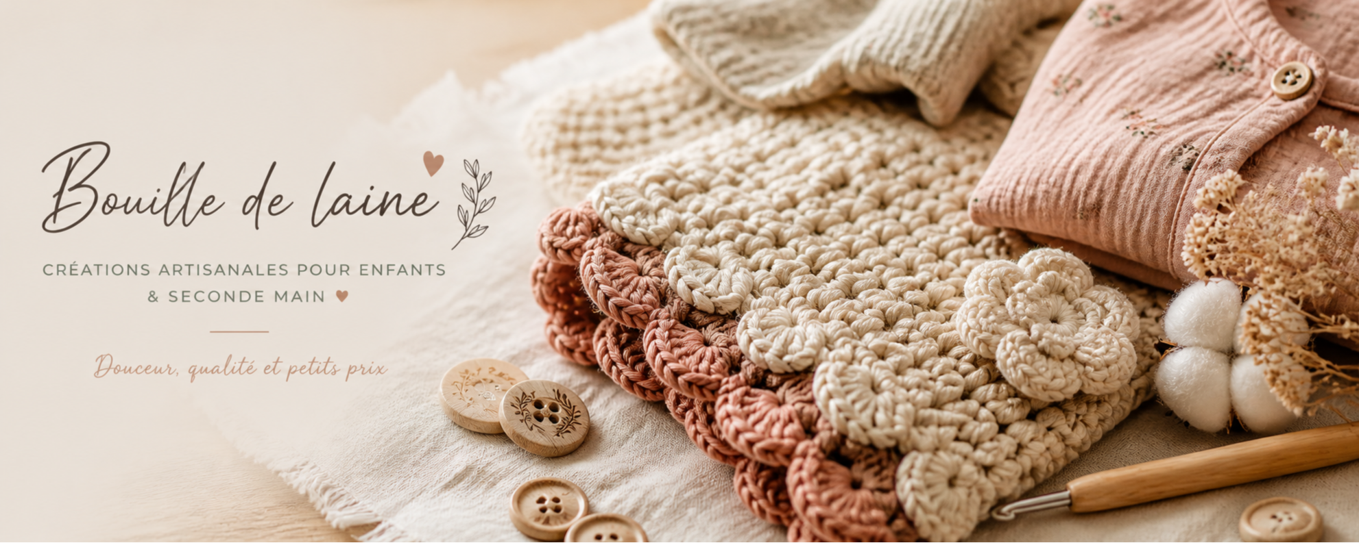 Détails de créations artisanales au crochet pour bébé avec textures en laine et finitions soignées