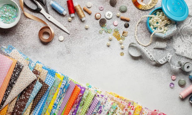Matériel de couture et de loisirs créatifs coloré - tissus, perles, boutons et outils artisanaux
