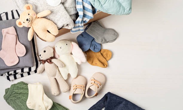 Vêtements et accessoires bébé en seconde main : chaussons, peluches et habits colorés  