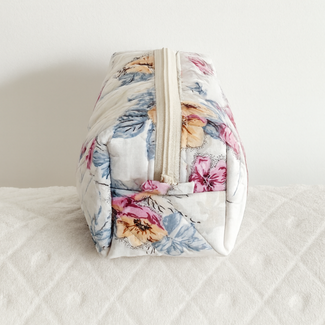 Trousse artisanale en tissu fleuri, vue verticale avec fermeture zippée
