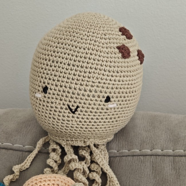 Pieuvre crocheté avec anneaux colorés dans un décor chaleureux