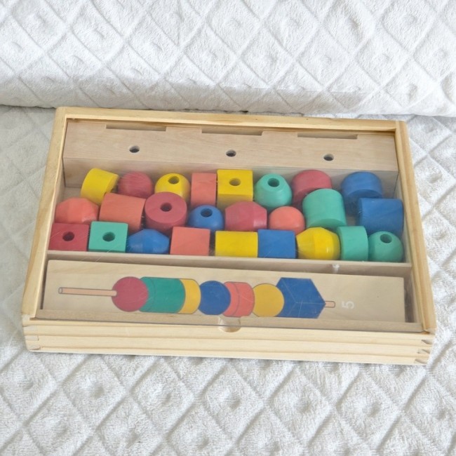 Coffret éducatif en bois – perles à enfiler et motifs à reproduir Coffret en bois avec perles colorées et carte modèle – jouet éducatif pour motricité et reconnaissance visuelle