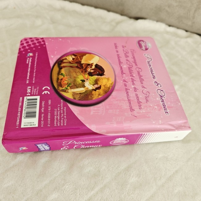 Coté du livre Disney Princesses & Chevaux, illustration d’une princesse avec un cheval, fond rose.