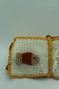 Page de livre crocheté avec poisson beige et marron